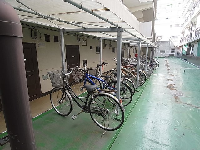 湊川センタービルB棟のその他共用部分|屋根付きの駐輪スペース