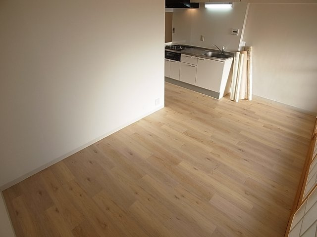 湊川センタービルB棟の居間・リビング|解放感を感じるお部屋です