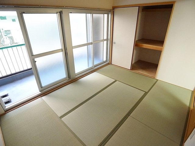 湊川センタービルB棟の内装|和室のお部屋もご覧の明るさです