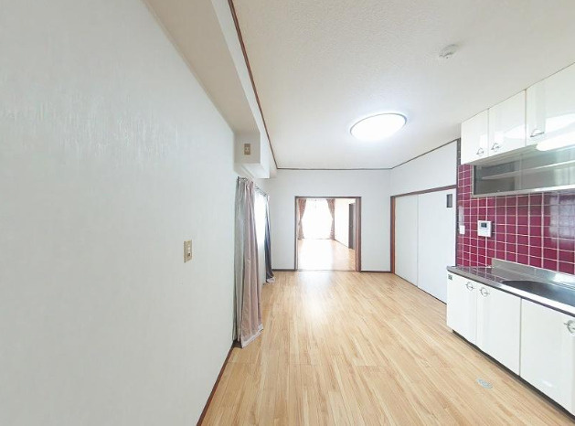 高知市梅ノ辻　中古戸建てのキッチン|広々としたダイニングで、毎日の食事も家族の大切な時間に。