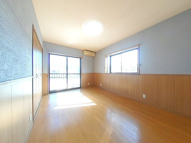 「全居室ゆったりとした広さ」吾川郡いの町枝川　中古一戸建ての洋室|2面採光で明るい室内。アクセントクロスがお洒落なプライベートルーム。