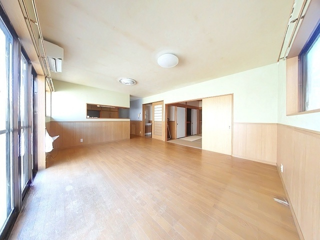 「全居室ゆったりとした広さ」吾川郡いの町枝川　中古一戸建ての居間・リビング|木のぬくもりに包まれる、広々とした開放的なLDK。