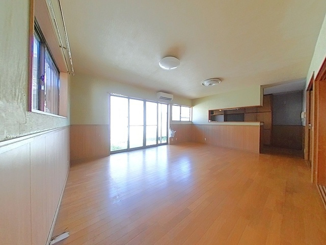 「全居室ゆったりとした広さ」吾川郡いの町枝川　中古一戸建ての居間・リビング|大きな窓から光が差し込む、家族の憩いの空間。