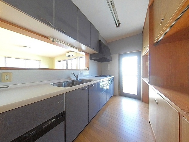 「全居室ゆったりとした広さ」吾川郡いの町枝川　中古一戸建てのキッチン|家事動線を考慮した、シックなカラーの機能的システムキッチン。