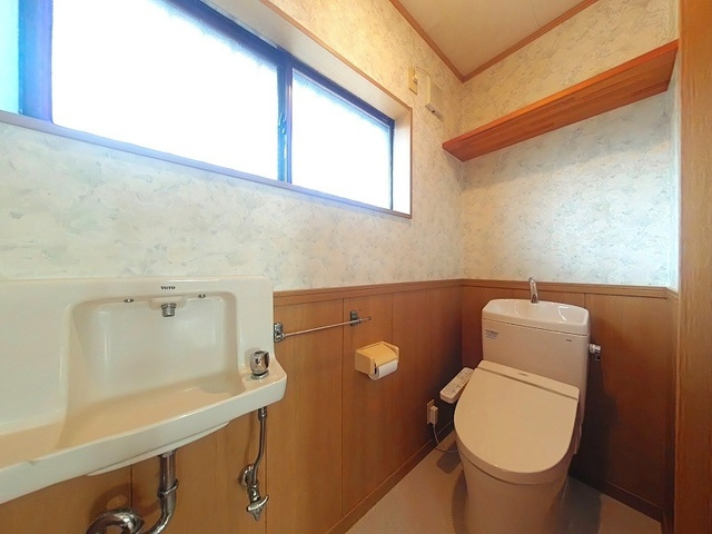 「全居室ゆったりとした広さ」吾川郡いの町枝川　中古一戸建てのトイレ|手洗いカウンター付き。木の腰壁が落ち着く清潔なトイレ。