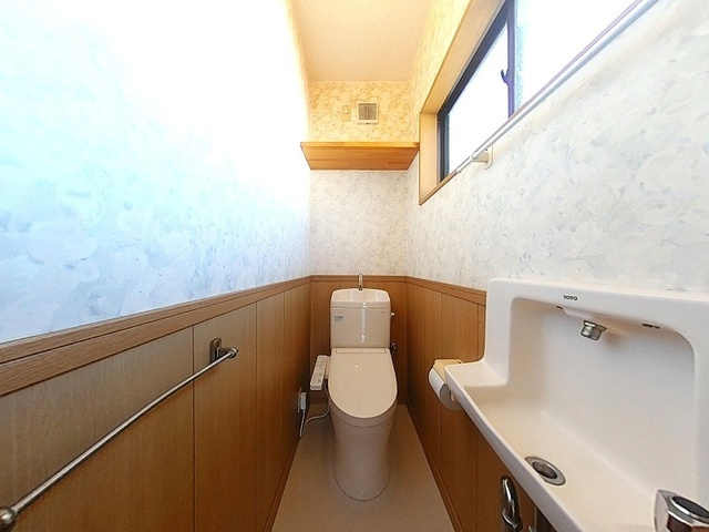 「全居室ゆったりとした広さ」吾川郡いの町枝川　中古一戸建てのトイレ|窓付きで明るいトイレ空間。毎日を快適に。