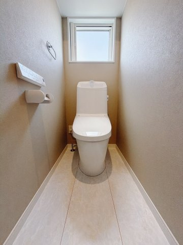 【中古戸建】深谷市上野台のトイレ|■トイレ｜1階と2階にトイレがございます♪自然光が入る落ち着いた空間です。ついつい長居してしまいますね♪
