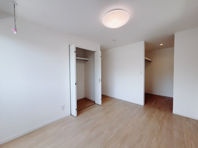 【中古戸建】深谷市上野台の洋室|■主寝室｜ダブルベッドを置いても充分な広さを2Ｆのお部屋に設けております。お子様と家族みんなで寝るのも夢じゃありません♪窓からは光が差し込むので日中でも明るいお部屋です。
