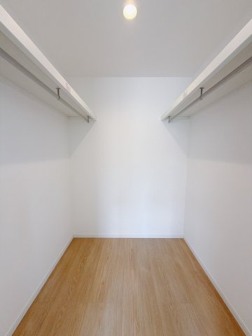 【中古戸建】深谷市上野台の収納|■WIC｜主寝室には夢のウォークインがございます♪お洋服やバッグだけでなく、増えていくお洋服やご家族での思い出の品もしっかりと収納します( ＾＾ )