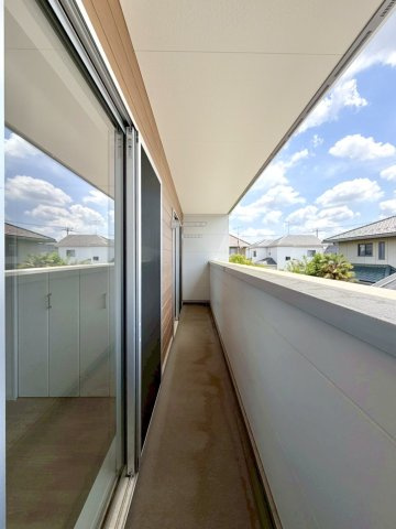 【中古戸建】深谷市上野台のバルコニー|■バルコニー｜あたたかな陽のひかりを浴びることのできるバルコニー。お洗濯物やお布団を干せば、家族みんなが気持ちよく暮らすことができます(*^^*)