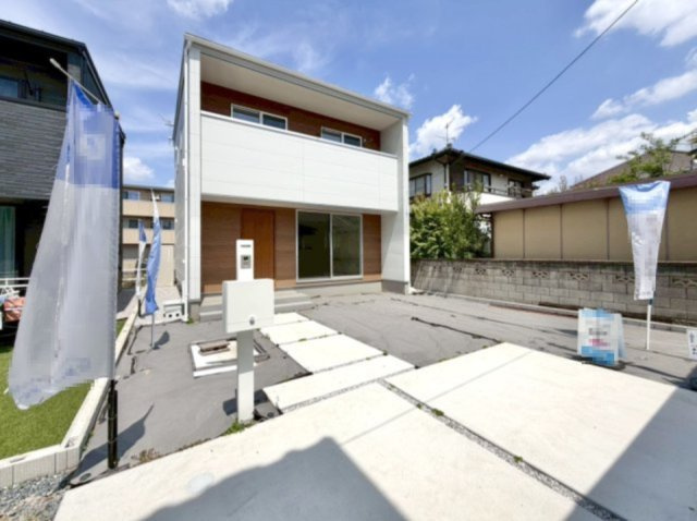 【中古戸建】深谷市上野台の外観|■外観｜いまのアパート生活で走り回るお子さんを怒ってしまった経験はありませんか？走り回ることもジャンプすることも子どもの習性です！庭付き一戸建てならお子さまも思いっきり遊べます(^^)