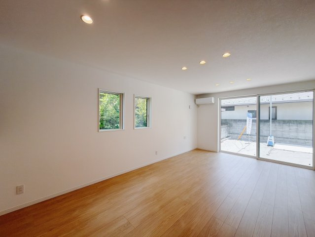 【中古戸建】深谷市上野台の居間・リビング|■リビング｜南側に大きな窓があるので、採光もバッチリとれます。明るい空間のリビングは自然と笑顔も増えます。