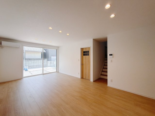 【中古戸建】深谷市上野台の居間・リビング|■リビング｜デザイン性と家族のつながりを両立できる人気の高いリビング階段です。家族とのコミュニケーションが増えてあたたかい空間づくりにぴったりです♪