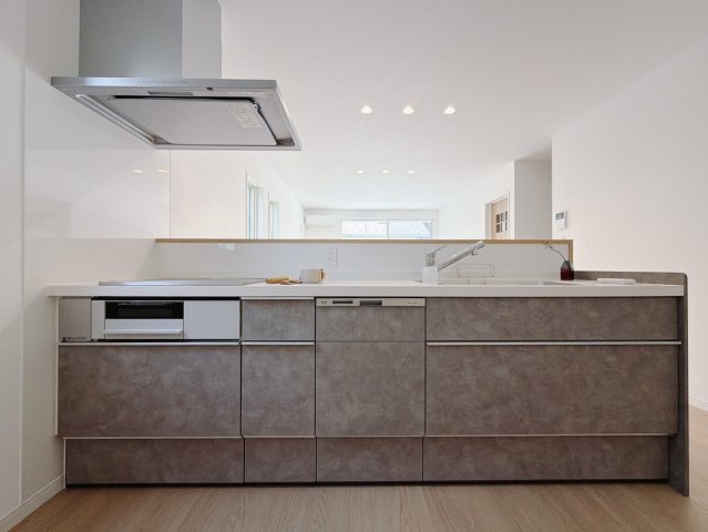 【中古戸建】深谷市上野台のキッチン|■キッチン｜リビングまでの見通しが良く、家事をしながらでも、お子様の様子を見られるようになっています。お子様がいつもママのそばにいる安心感も生まれます♪