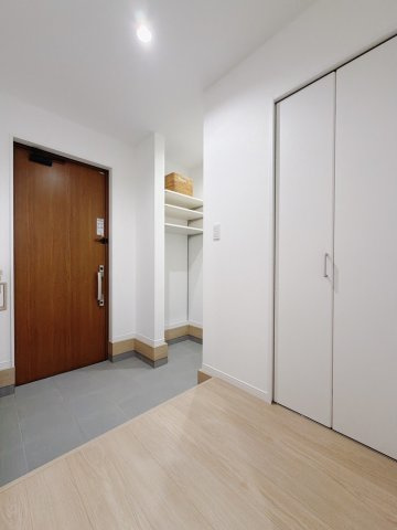 【中古戸建】深谷市上野台の玄関|■玄関｜シューズインクロークには折りたたみ自転車やゴルフバッグ、ベビーカーを置くのに最適な場所となっています♪