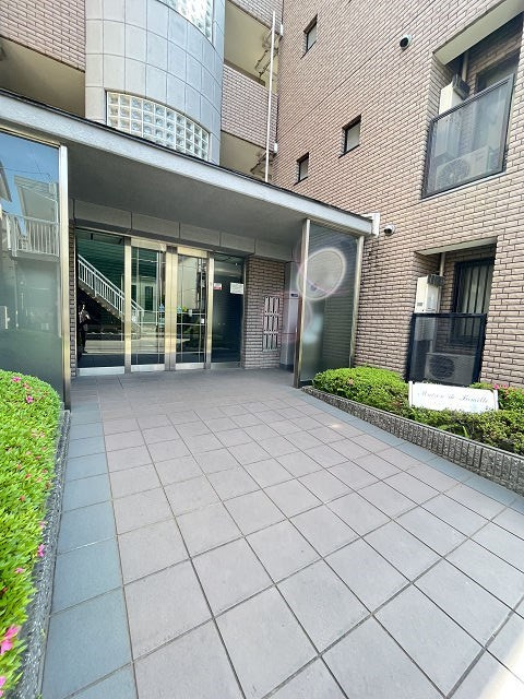 尼崎市南武庫之荘６丁目のアパートのエントランス|清潔なエントランスです