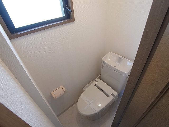 神戸市兵庫区西多聞通２丁目の賃貸マンションのトイレ|トイレには窓も付いてます