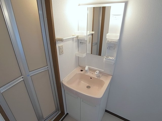 神戸市兵庫区西多聞通２丁目の賃貸マンションの浴室|シャワー付きの独立洗面台