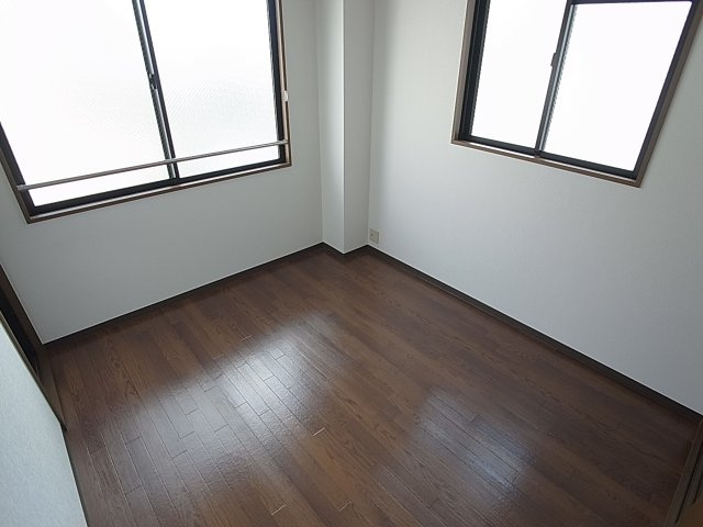 神戸市兵庫区西多聞通２丁目の賃貸マンションの内装|ワンフロア1戸に付き窓が多く明るいです
