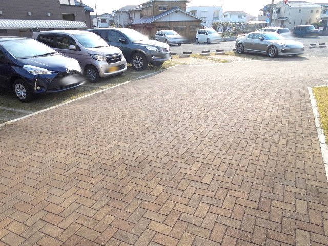 レアル錦が丘A棟の駐車場
