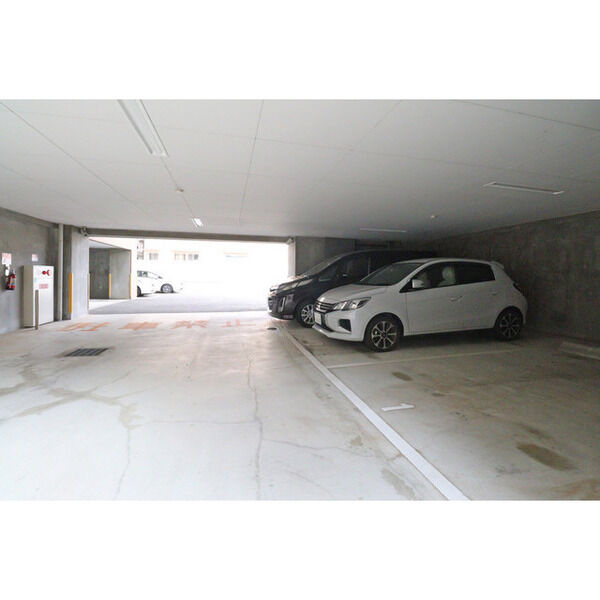 ベルフェリーク新神戸の駐車場