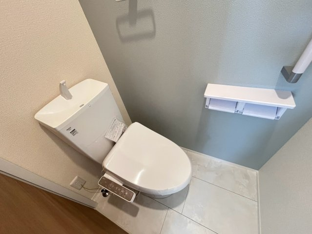 リーブルガーデン　一宮市北方町中屋敷第2　全1区画分譲のトイレ|超表面平滑加工とイオンパワーの「セフィオンテクト」加工で、汚れが付きにくく落ちやすい仕様で清潔です。
便器にフチがないので汚れが隠れて見えない部分がありません。お手入れがとってもラクラクです。