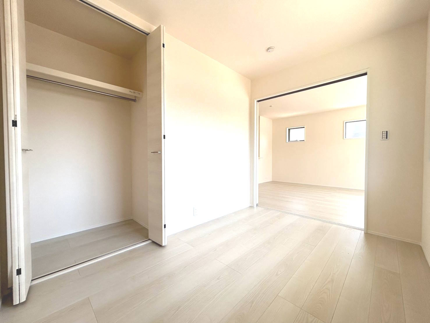 リーブルガーデン　一宮市北方町中屋敷第2　全1区画分譲の和室|全居室にたっぷり収納できる大型クローゼット、居室部分の窓ガラスには間に空気層を設けたペアガラスを採用。
高い断熱性と共にガラス面の結露対策にも効果を発揮します。