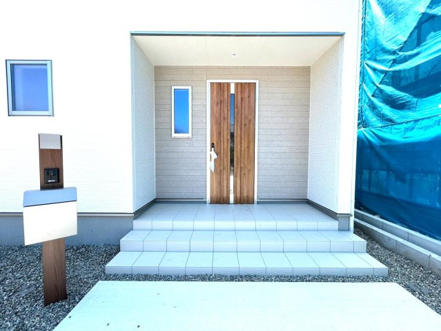 リーブルガーデン　一宮市北方町中屋敷第2　全1区画分譲の玄関|【ピッキング防止機能付き玄関ドア錠】玄関ドアの鍵は上下に２つあり、内側の下段は脱着サムターンキー。
鍵を不正に開錠されても、もう１つの鍵でピッキングを防ぎます。防犯性の高い仕様になっています。