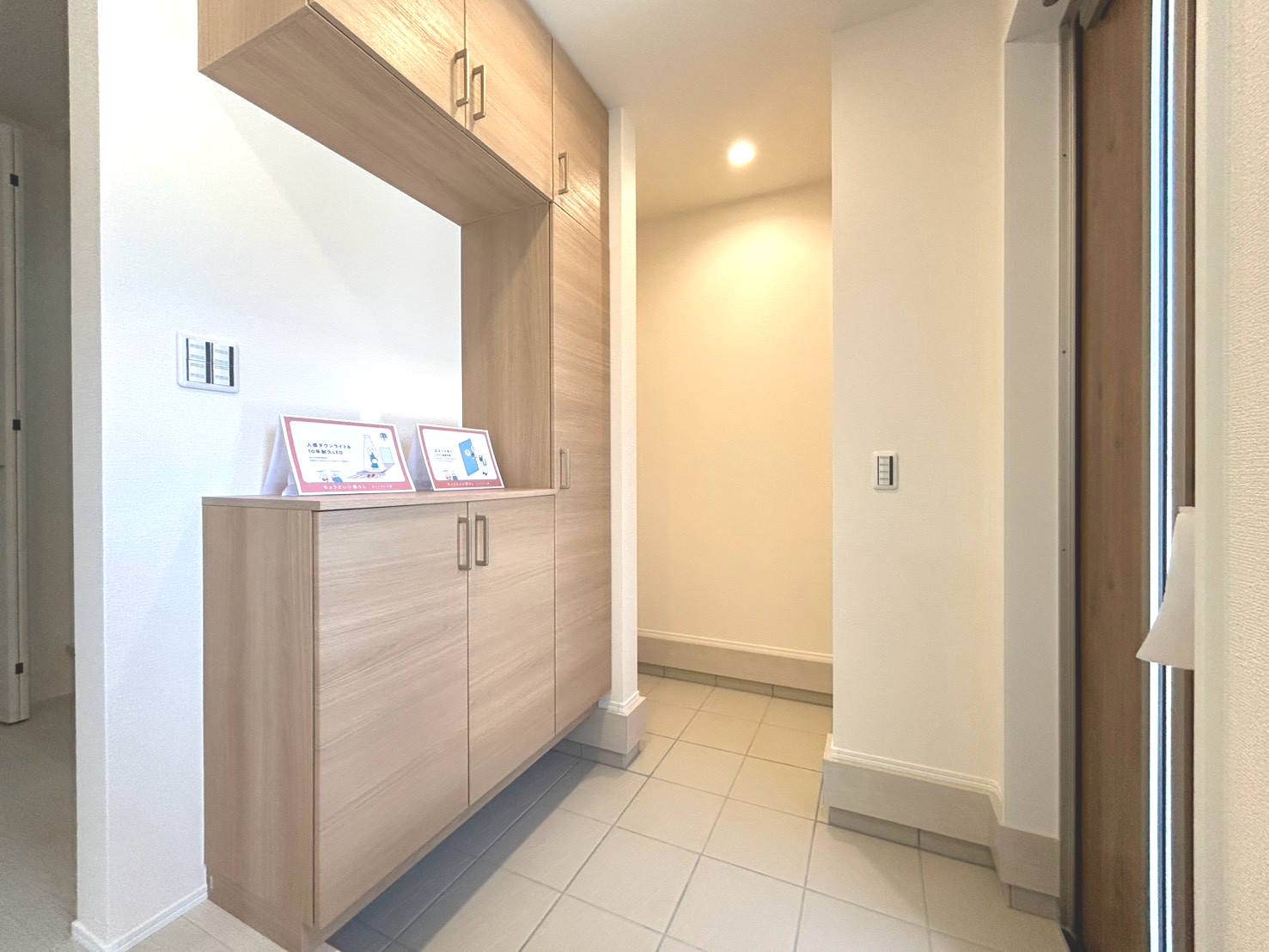 リーブルガーデン　一宮市北方町中屋敷第2　全1区画分譲の玄関|大容量のシューズ収納付きで玄関周りもすっきり！玄関ドアからの光が玄関ホールを明るくしてくれます。