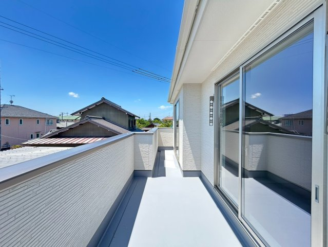 リーブルガーデン　一宮市北方町中屋敷第2　全1区画分譲のバルコニー|バルコニーは南向きで洗濯物もよく乾きます！強度と表面積硬度を持つFPRで防水しています。