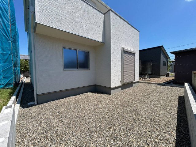 リーブルガーデン　一宮市北方町中屋敷第2　全1区画分譲の庭|砂利敷のお庭付です。南側の道路へ続く通路も広い砂利敷です。