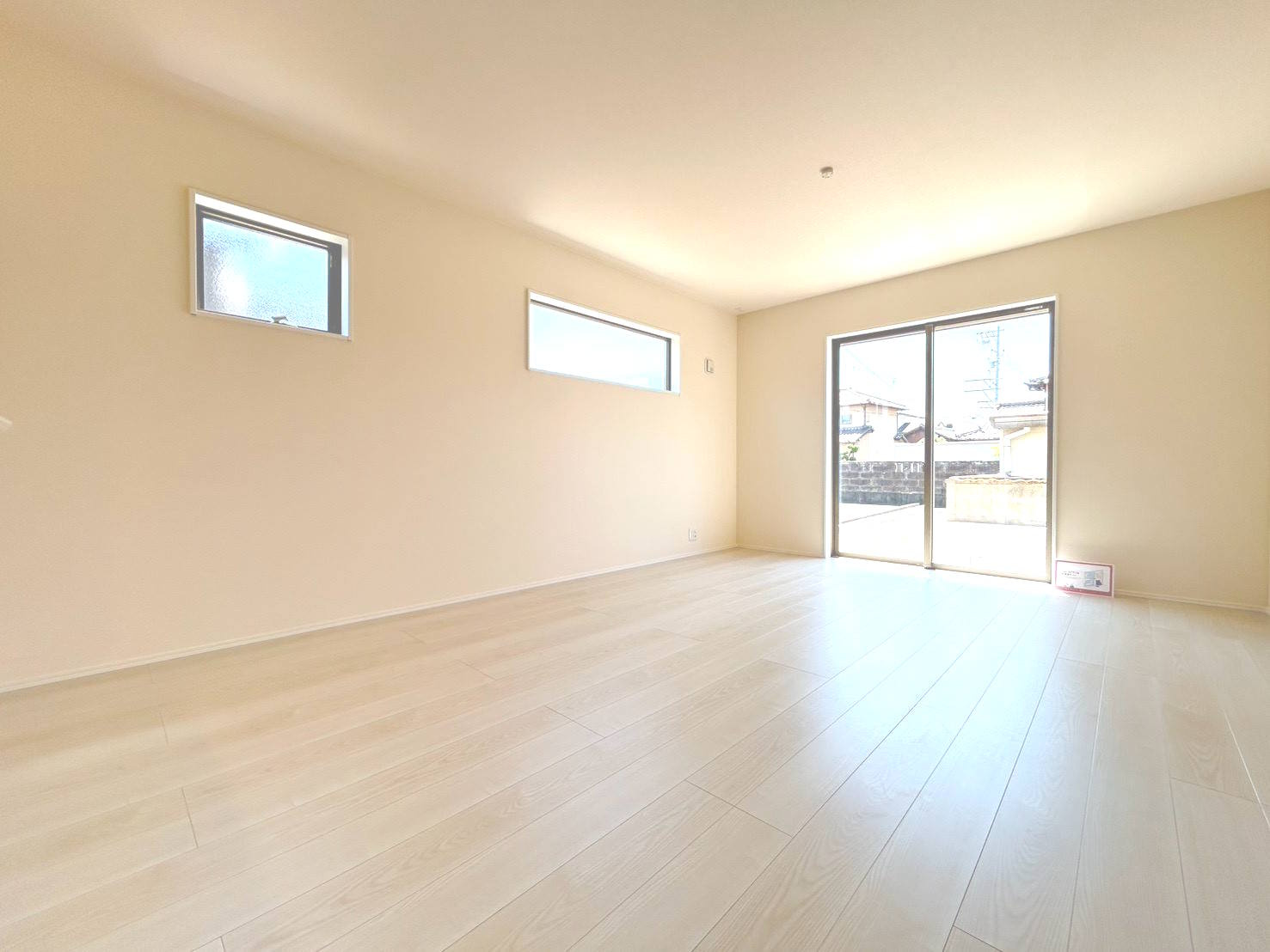リーブルガーデン　一宮市北方町中屋敷第2　全1区画分譲の居間・リビング|一建設の家は精度が高く丈夫な工法を採用し、「住宅トップランナー基準」に対応しています。南向きで日当たりもよく大きな窓がリビング全体に光と風を運びます。ご家族でゆとりある暮らしができます。