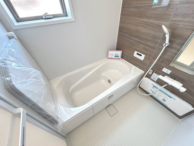 リーブルガーデン　一宮市北方町中屋敷第2　全1区画分譲の浴室|明るく清潔感がある浴室。浴槽は環境にやさしい節水タイプ。浴槽内ステップで半身浴、親子入浴も安心です。
洗い場の床は乾きやすく滑りにくい快適仕様、水はけが良くカビの発生を軽減できます。
