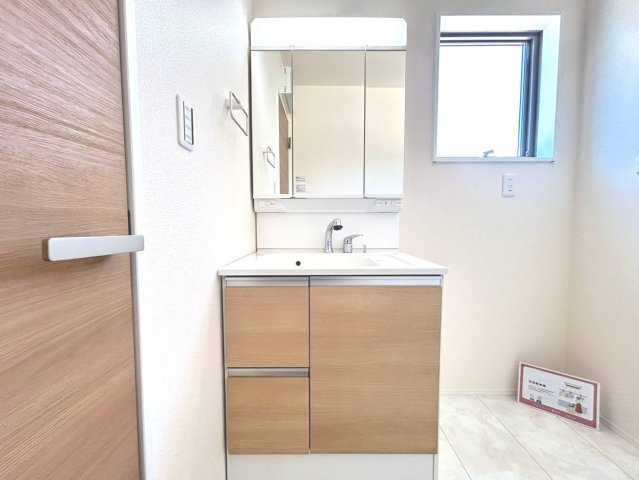 リーブルガーデン　一宮市北方町中屋敷第2　全1区画分譲の浴室|明るく清潔感がある浴室。浴槽は環境にやさしい節水タイプ。浴槽内ステップで半身浴、親子入浴も安心です。
洗い場の床は乾きやすく滑りにくい快適仕様、水はけが良くカビの発生を軽減できます。
