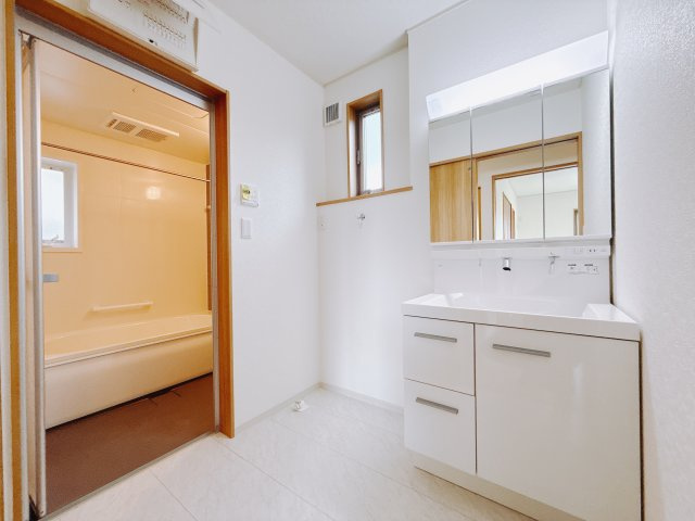 【新築戸建】安中市秋間みのりが丘の独立洗面台|■洗面室｜ゆとりのある洗面脱衣室ではお子様と並んで歯磨きもできるので一緒に成長を楽しめます♪ひろびろとした洗面室で、朝の準備も楽しくなります☆.*