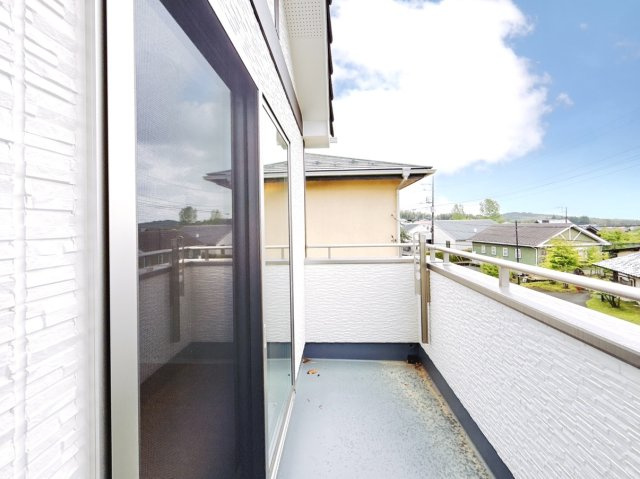 【新築戸建】安中市秋間みのりが丘のバルコニー|■バルコニー｜あたたかな陽のひかりを浴びることのできるバルコニー。お洗濯物やお布団を干せば、家族みんなが気持ちよく暮らすことができます(*^^*)