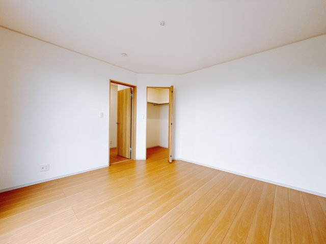 【新築戸建】安中市秋間みのりが丘の洋室|■主寝室｜ダブルベッドを置いても充分な広さを2Ｆのお部屋に設けております。お子様と家族みんなで寝るのも夢じゃありません♪窓からは光が差し込むので日中でも明るいお部屋です。