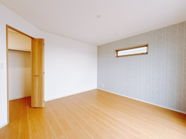 【新築戸建】安中市秋間みのりが丘の洋室|■2階洋室｜お洒落なアクセントカラーが入っているので、シックな雰囲気になっております。落ち着いた雰囲気で夜はよく眠れそうですね♪