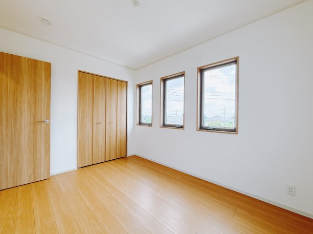 【新築戸建】安中市秋間みのりが丘の洋室|■2階洋室｜ナチュラルカラーの床です。模様替えなどとても楽しく工夫できます♪陽当たり、風通しもとても良いので毎日快適な生活スタートです！子供部屋にも良いですね♪