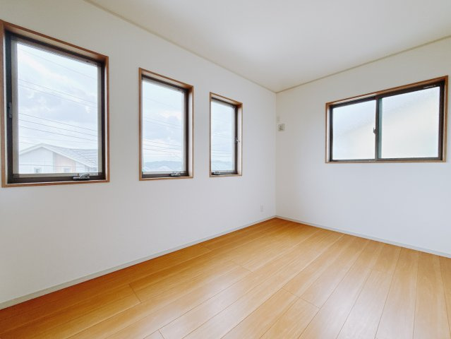【新築戸建】安中市秋間みのりが丘の洋室|■2階洋室｜2階洋室には大きな窓をご用意しています。日中はあたたかな日差し差し込み自分時間も充実できますね＾＾