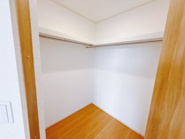 【新築戸建】安中市秋間みのりが丘の収納|■WIC｜お洋服はもちろん、使う頻度の少ない家具や小物・場所を取りがちな旅行用のスーツケースなどもしまえます。また、厚手のコートをしまっても充分な広さを堪能できるプランです♪