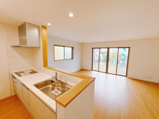 【新築戸建】安中市秋間みのりが丘の居間・リビング|■リビング｜落ち着きのある表情を見せるリビングダイニング。太陽の光がたっぷり差し込むリビングは、自然とご家族が集まる居心地の良い空間です。
