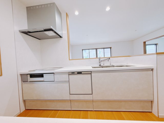 【新築戸建】安中市秋間みのりが丘のキッチン|■キッチン｜作業がはかどる広々カウンタースペース。会話がはずむ「オープンキッチン」なので家族とのコミュニケーションも活発になります。