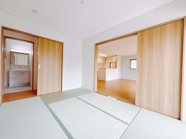 【新築戸建】安中市秋間みのりが丘の和室|■1階和室｜リビングと繋がっている和室は、お子様の様子を見守りながらお洗濯物を畳んだり、家事の合間のちょっとした休憩やのんびりお昼寝にも♪セカンドリビングとしてもお使いいただけます。