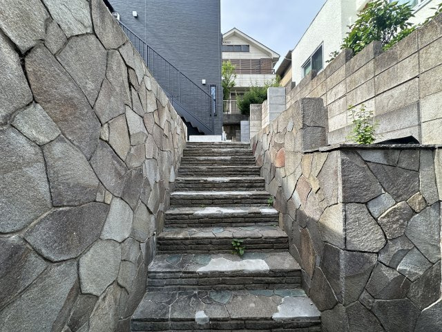 川崎市多摩区生田６丁目のアパートのエントランス