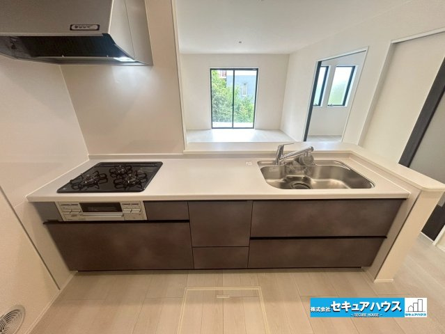 【本日ご案内可能】豊明市阿野町林ノ内　全2棟のキッチン|【キッチン】
◆同時にたくさんの料理が調理できる3口コンロ。「焼く・蒸す・煮る」の工程を同時進行で進めることができるので、料理を素早く作ることができます。育児でバタバタ忙しいママに嬉しい♪　　　　　　