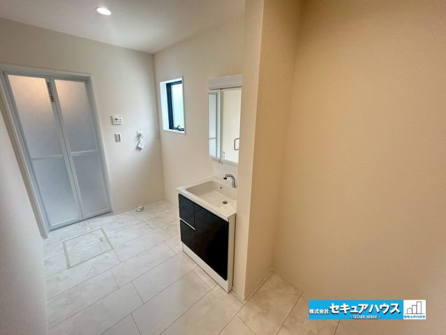 【本日ご案内可能】豊明市阿野町林ノ内　全2棟の独立洗面台|【洗面台】
◆鏡の裏には収納スペースを標準装備！
◆電源を付属しているのでドライヤーなど利用可能。
◆広々とした設計でタオルなどの収納スペースをつくることもできます。オプション工事もお任せください！　