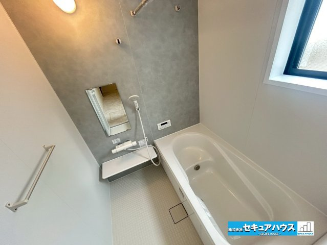 【本日ご案内可能】豊明市阿野町林ノ内　全2棟の浴室|【浴室】
◆アクセントパネルで落ち着きのある雰囲気を演出します。毎日の疲れを癒やすバスタイムをお楽しみ下さい！
◆窓付きで、カビの繁殖を抑える効果があります。
◆追い炊き機能を備えたオートバスです。　