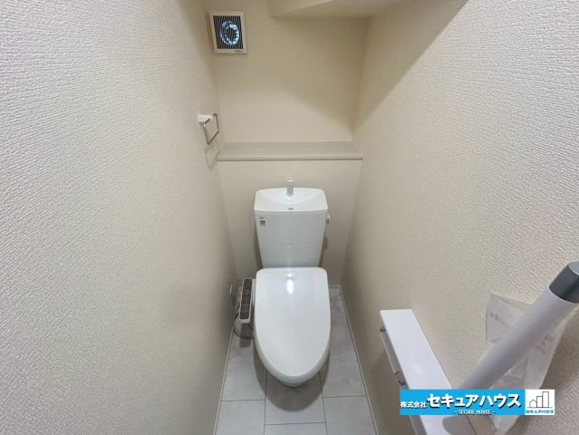 【本日ご案内可能】豊明市阿野町林ノ内　全2棟のトイレ|【高機能トイレ】
◆高機能トイレの多くは便器のフタの開閉が自動であり、使用後に手動で水を流す面倒もなく非常に便利です。スタイリッシュな見た目で、お掃除しやすく、節水効果が高いです。　　　　　　　　　　