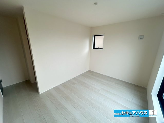 【本日ご案内可能】豊明市阿野町林ノ内　全2棟の洋室|【洋室6.7帖】
◆広々とした居住空間は日々の暮らしを彩り、心のやすらぎと満足感を与えてくれます。通風と採光を考慮した設計は子供たちはのびのび育ち、家族でくつろぎと団らんを生み出します。　　　　　　　